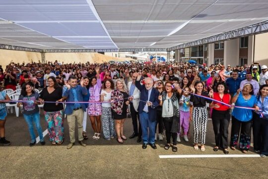 220 familias de Arica recibieron las llaves de su vivienda en el conjunto Terrazas del Alto