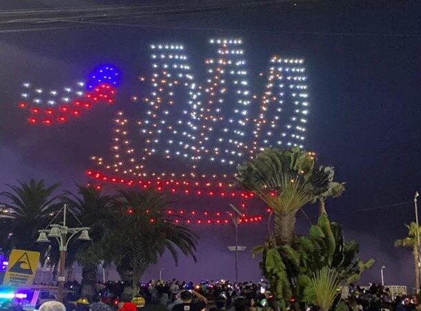 Con 500 drones iquiqueños recibieron el 2024 en playa Cavancha