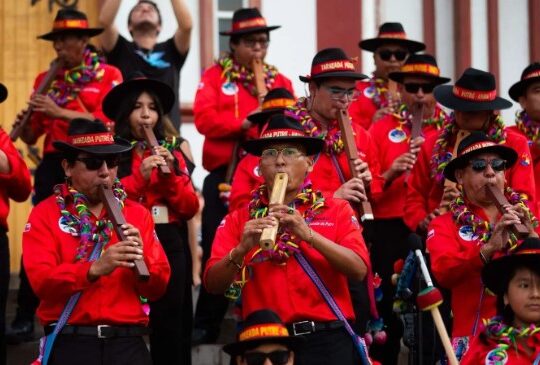 Tarkeros iniciaron la magia andina del Carnaval frente a la Catedral