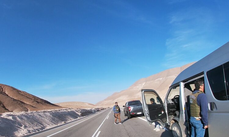 Coyote capturado por OS 9: Traía 11 migrantes en un minibús desde Bolivia