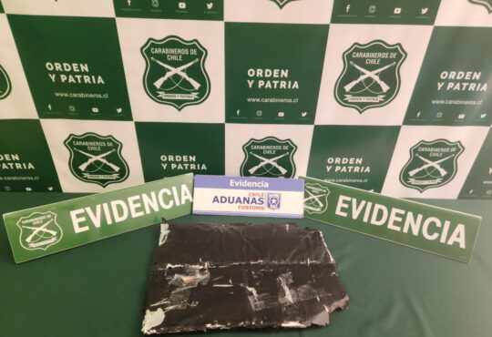 Con maleta biónica intentó burlar equipo de Rayos X: Le decomisaron casi 5 kilos de cocaína