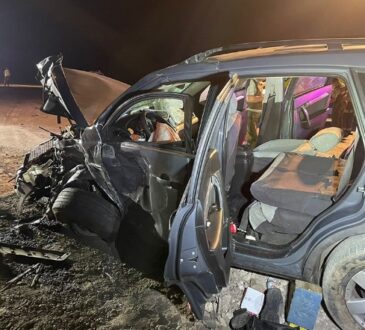 Colisión de alta energía de dos autos frente a las Presencias Tutelares