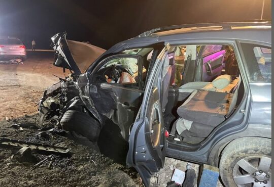 Colisión de alta energía de dos autos frente a las Presencias Tutelares