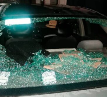 Llegaron dos heridos graves a bala uno en riesgo vital en un auto perforado como colador