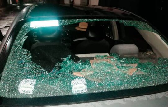 Llegaron dos heridos graves a bala uno en riesgo vital en un auto perforado como colador