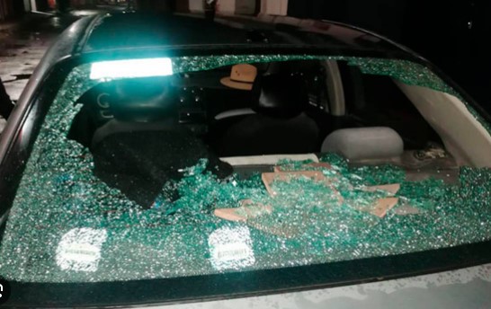 Llegaron dos heridos graves a bala uno en riesgo vital en un auto perforado como colador