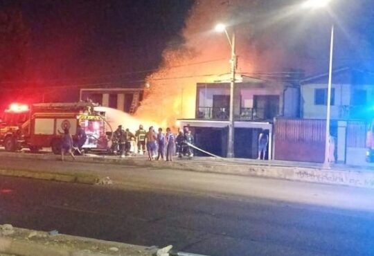 Tres personas fallecieron en el Hospital Juan Noé por incendio en la avenida Diego Portales