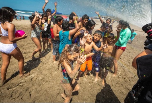 Este jueves cierran febrero con fiesta de espuma y cine al aire libre