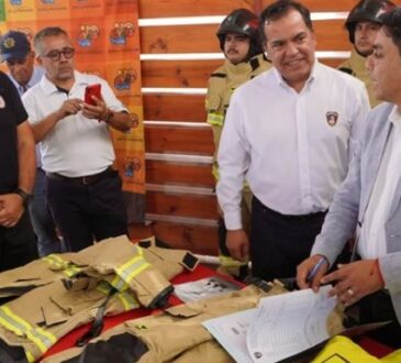 Cuerpo de Bomberos  recibió del GORE 701 equipos estructurales y un minibús del año