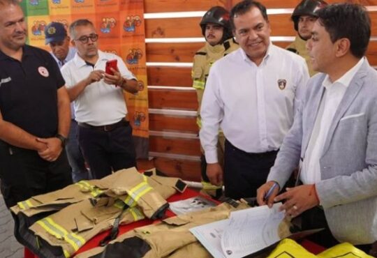 Cuerpo de Bomberos  recibió del GORE 701 equipos estructurales y un minibús del año