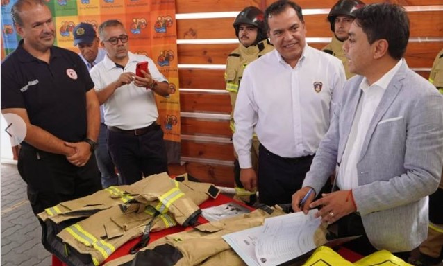 Cuerpo de Bomberos recibió del GORE 701 equipos estructurales y un minibús del año