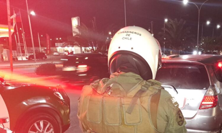 Huyó en auto robado e intentó arrollar a Carabineros: El delincuente no era extranjero