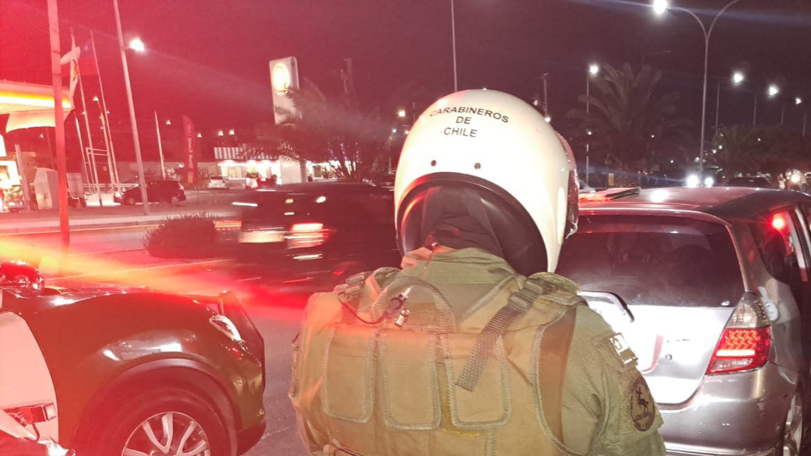 Huyó en auto robado e intentó arrollar a Carabineros: El delincuente no era extranjero