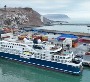 Buque de expedición polar fue el crucero 12 que recaló en Puerto Arica
