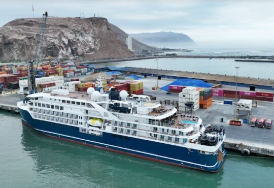 Buque de expedición polar fue el crucero 12 que recaló en Puerto Arica
