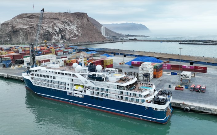 Buque de expedición polar fue el crucero 12 que recaló en Puerto Arica