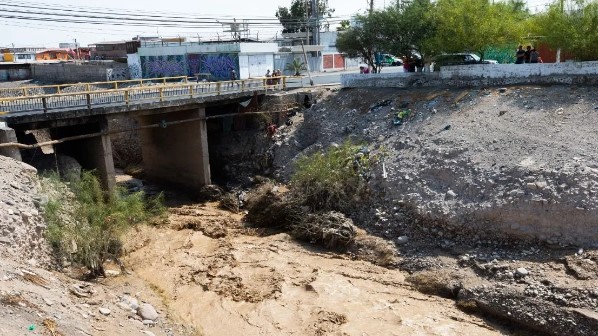 Crecida del San José quiere dar golpe de gracia al puente Pedro Aguirre Cerda