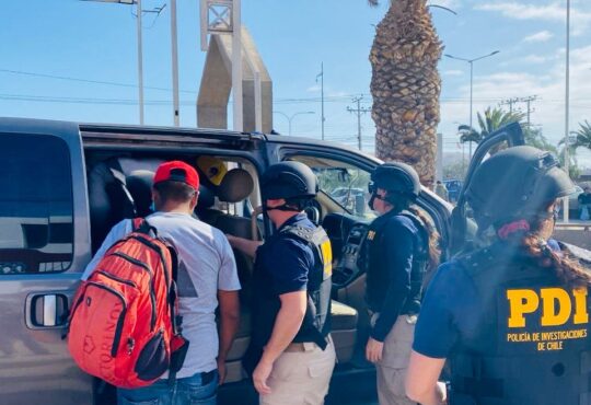 PDI detiene a delincuentes con órdenes pendientes en el sector Chinchorro