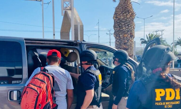 PDI detiene a delincuentes con órdenes pendientes en el sector Chinchorro