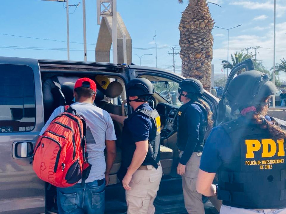 PDI detiene a delincuentes con órdenes pendientes en el sector Chinchorro