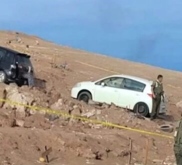 Encuentran tres cadáveres en 2 vehículos en Alto Hospicio: Una mujer y dos hombres maniatados