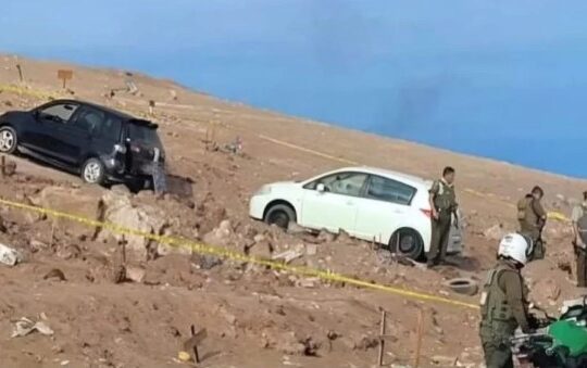 Encuentran tres cadáveres en 2 vehículos en Alto Hospicio: Una mujer y dos hombres maniatados