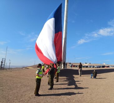 Simbólico izamiento de la bandera en el Mes de Carabineros