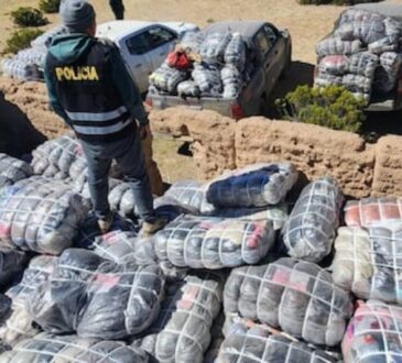 Descubren gigantesco depósito de ropa americana en la frontera andina Chile-Perú