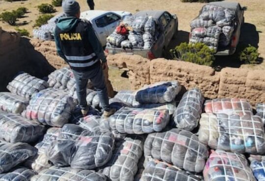 Descubren gigantesco depósito de ropa americana en la frontera andina Chile-Perú