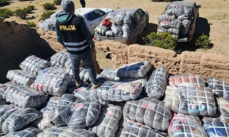 Descubren gigantesco depósito de ropa americana en la frontera andina Chile-Perú