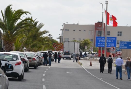 Colapsó control en Santa Rosa por aumento de turistas que viajan desde Arica a Tacna