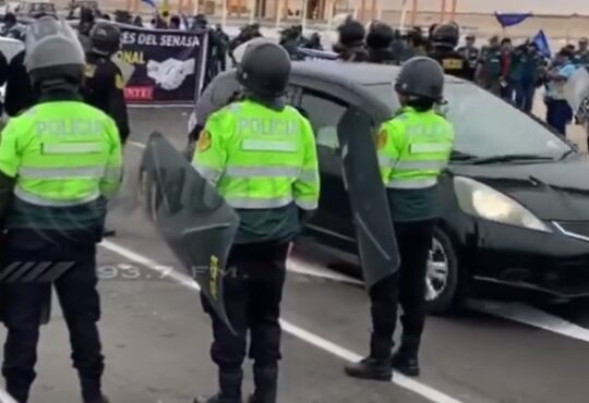 Bloqueos y lacrimógenas en la frontera de Arica y Tacna