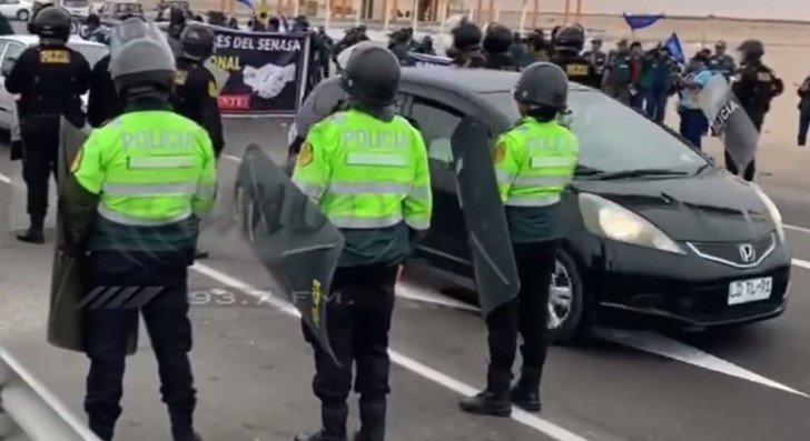 Bloqueos y lacrimógenas en la frontera de Arica y Tacna