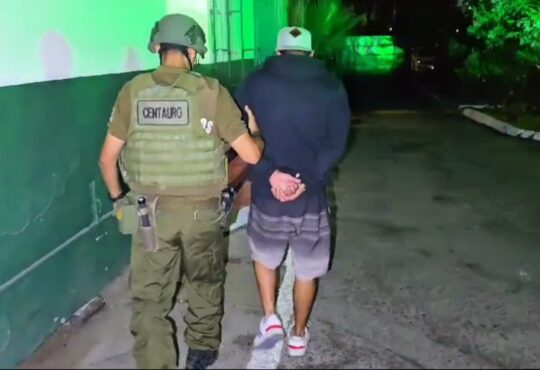 Carabineros capturó in fraganti en Arica a 2 lanzas especialistas en celus: Tenían 50 reincidencias  