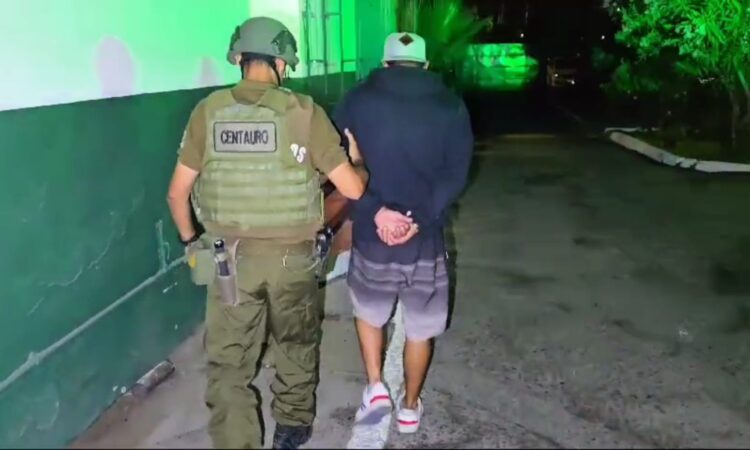 Carabineros capturó in fraganti en Arica a 2 lanzas especialistas en celus: Tenían 50 reincidencias