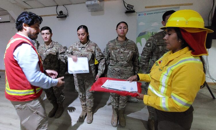 CONAF entregó uniformes y herramientas a brigadistas forestales del Ejército en Arica