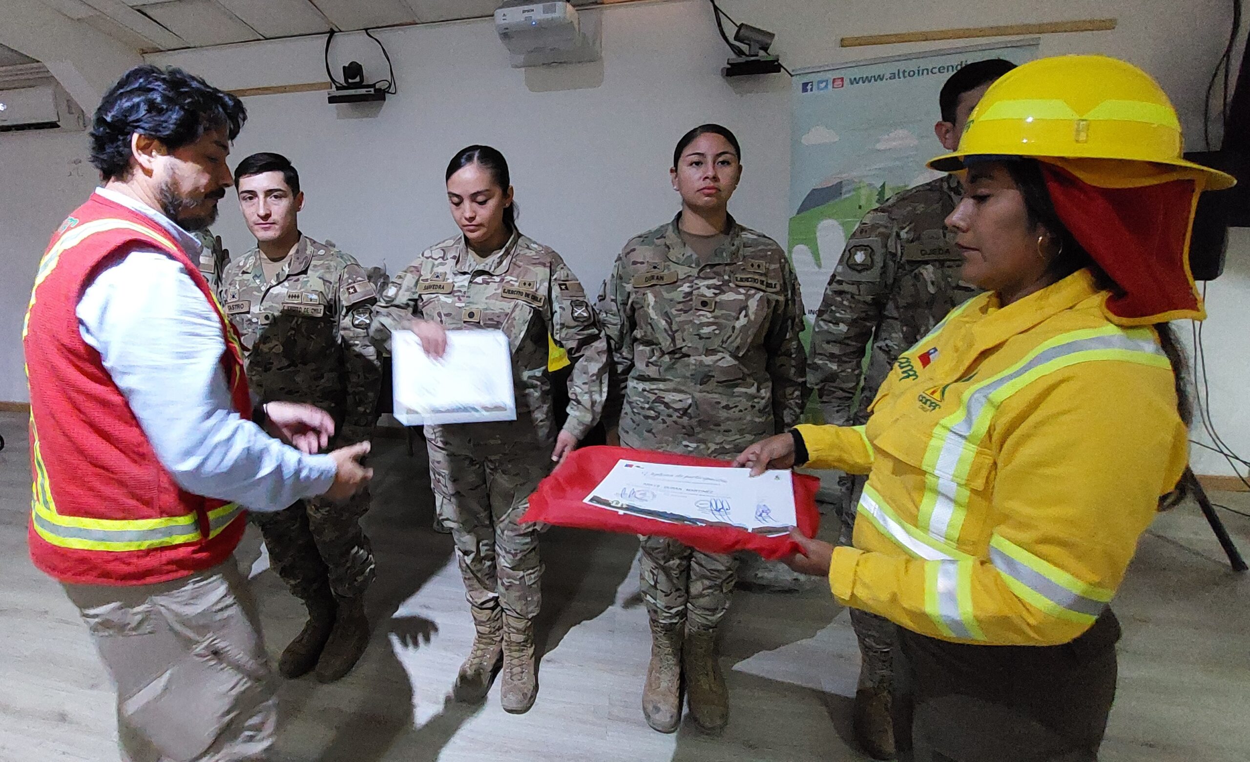CONAF entregó uniformes y herramientas a brigadistas forestales del Ejército en Arica