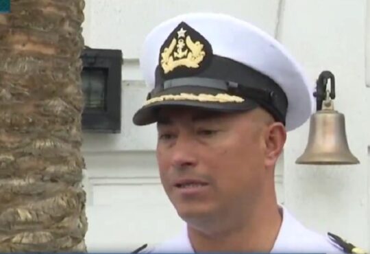 Fuertes oleajes y viento impiden descarga de combustible boliviano en Sica Sica