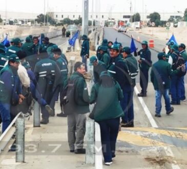 Siguen bloqueos de funcionarios públicos peruanos en la frontera Arica-Tacna