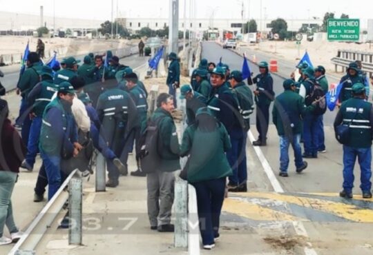 Siguen bloqueos de funcionarios públicos peruanos en la frontera Arica-Tacna