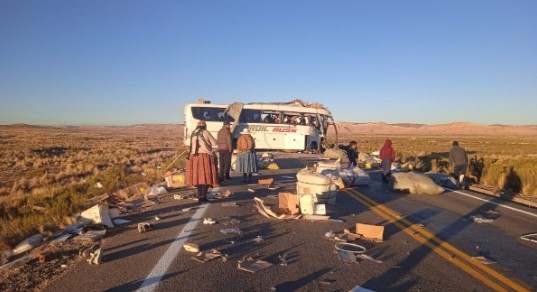 Tragedia en ruta internacional a Bolivia: Reportan muertos y heridos en choque de bus que venía a Arica