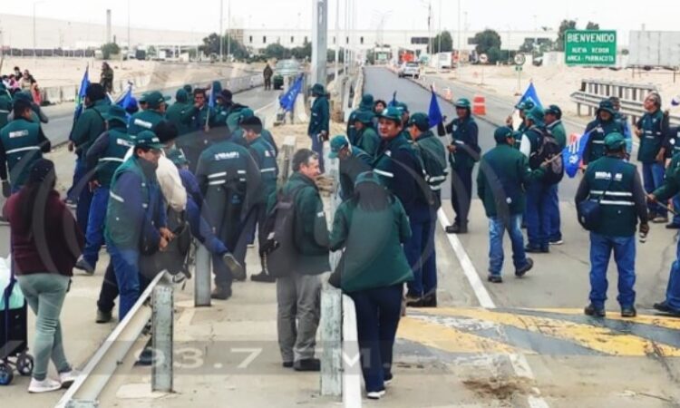 Siguen bloqueos de funcionarios públicos peruanos en la frontera Arica-Tacna