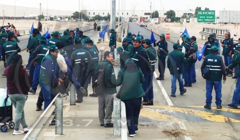 Siguen bloqueos de funcionarios públicos peruanos en la frontera Arica-Tacna