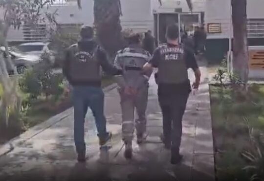 Se paseaba en Arica a bordo de camioneta robada en la capital: Carabineros lo puso en su lugar