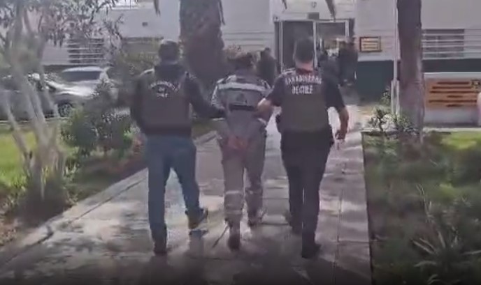 Se paseaba en Arica a bordo de camioneta robada en la capital: Carabineros lo puso en su lugar