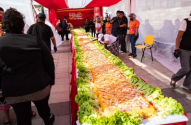 Círculo de Residentes Peruanos sirvió Causa Limeña de 10 metros frente a la Catedral