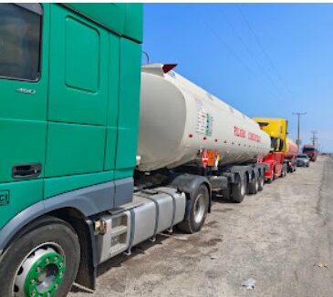 Bolivia está superando crisis de combustible con 100 camiones diarios que salen desde Arica 