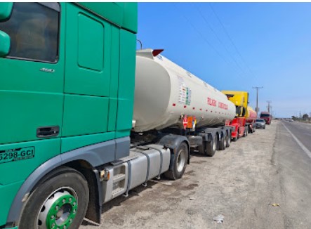 Bolivia está superando crisis de combustible con 100 camiones diarios que salen desde Arica 