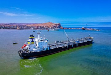 Armada habilitó Sica Sica en Arica pero no se puede descargar diésel por el oleaje
