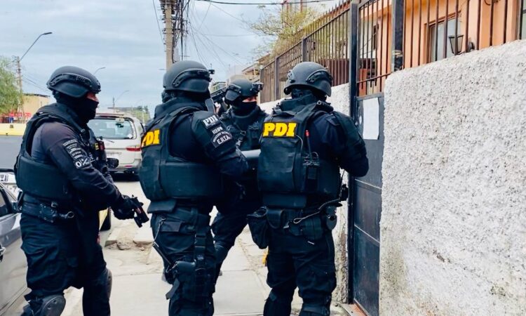 Capturada mafia que internó a mil ilegales por Arica y además le incautaron armas y drogas